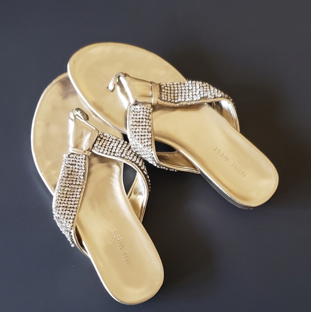 NINE WEST PLATINUM FLIP FLOPS W/ RHINESTONES